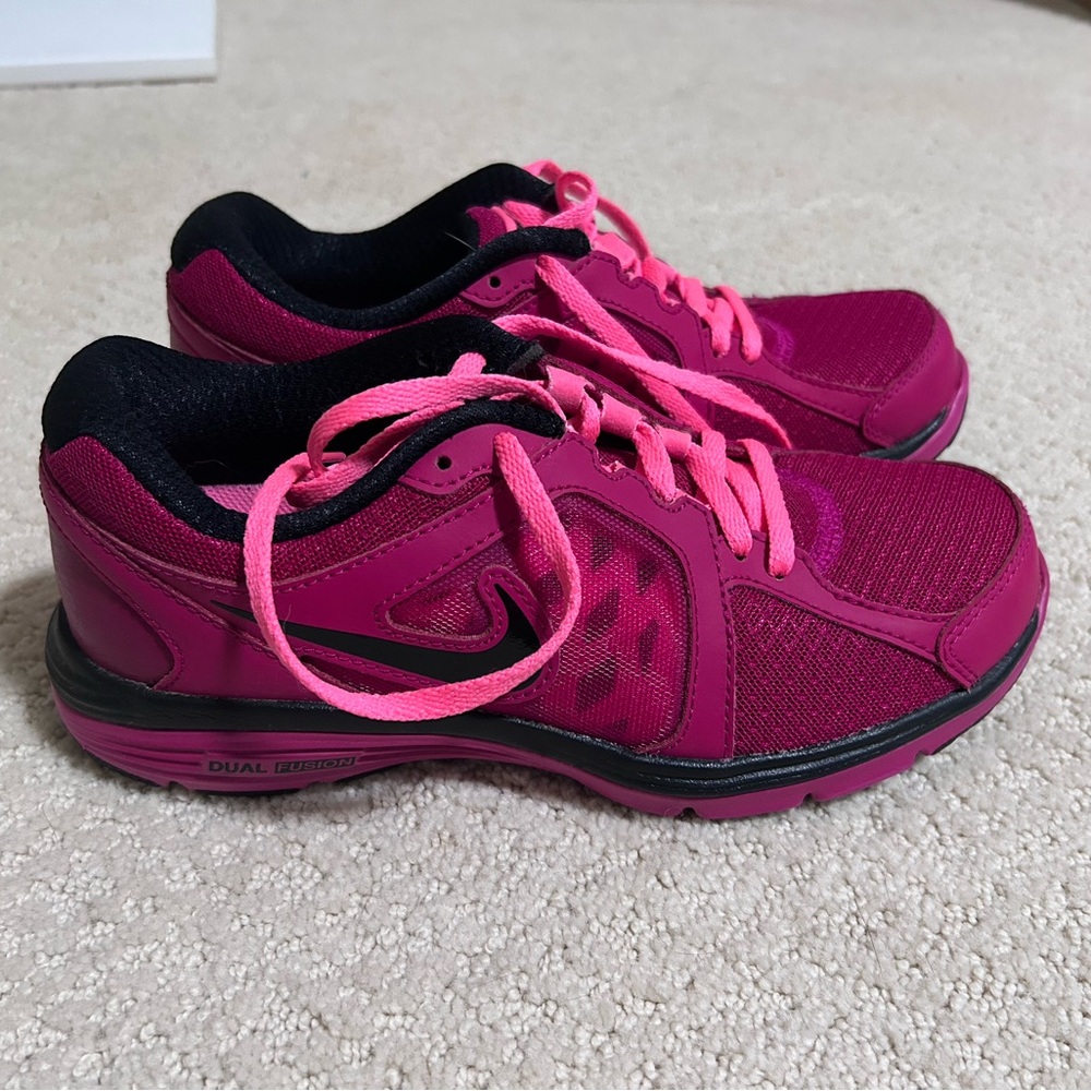 Nike Pink Sneakers Modern Athletic Design
